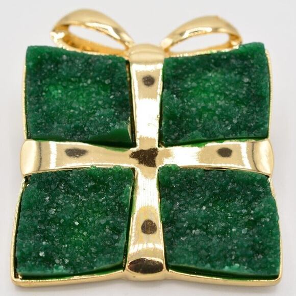 Vintage Christmas Present Pin Brooch Crystal Geode Gift Box Gold Green BinAQ - Picture 1 of 12